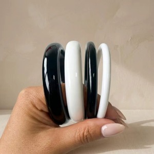 Joyería de Moda Hecha a Mano, Juego de Brazaletes de Resina con Escultura Artística, Acabado Brillante en Blanco y Negro, Regalo Artesanal para Cumpleaños - Product Image 1