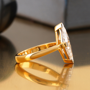 Anillo de Compromiso Geométrico de Oro Amarillo de 18K con Diamante Cultivado en Laboratorio de Corte Trillón de 2.02 CT Claridad VS1 y Oro Blanco de 14K con Buen Corte - Product Image 3
