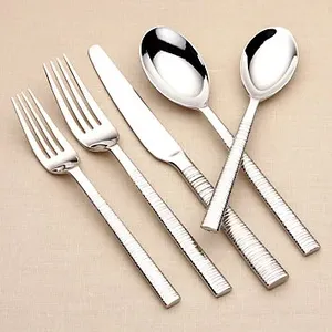 Juego de cubiertos ligeros de acero inoxidable para uso en exteriores y viajes, ideal para picnics y reuniones, con un diseño duradero. - Product Image 2