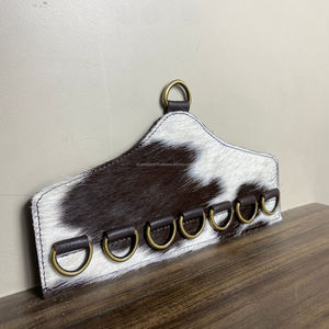 Nouveau porte-écharpe en peau de vache véritable Western Wild Rag avec 6 anneaux en D Hair-on Leather Cowboy Bandana Display Hanger pour Ranch Decor - Product Image 6