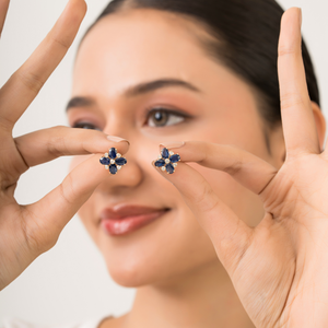 Boucles d'oreilles clous florales en or jaune 14 carats serties de saphirs bleus et de diamants, design inspiré de l'Art Déco, dernière collection, pour femmes, vente en gros, bijoux personnalisés - Product Image 2