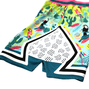 Shorts de bain pour hommes en tissu tissé à imprimé tropical, avec logo frontal, bande latérale, taille élastique, respirant, style sportif décontracté, service OEM - Product Image 1