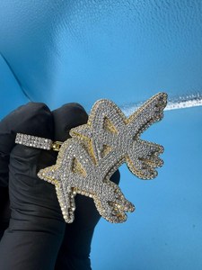 Colgante de Lujo con Moissanita y Plata de Ley 925 Bañada en Oro de 18K, Estilo HipHop Rapper, con Brillo Personalizado para Fiestas y Eventos - Product Image 4