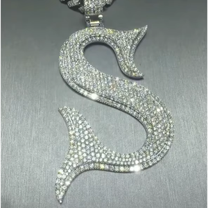 Colgante de letra cursiva S de moissanita helada CONCEPTION al por mayor, de plata 925 chapada en oro, estilo Hip Hop, colgante de collar con inicial personalizada - Product Image 1