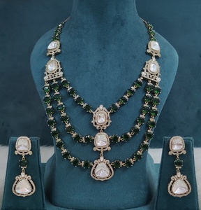 Collier de mariée de qualité supérieure à trois rangs avec de magnifiques boucles d'oreilles, léger et confortable, parfait pour les occasions festives - Product Image 1