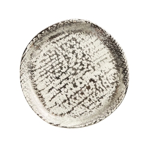 Assiette de présentation ronde élégante en aluminium argenté champagne avec bordure texturée irrégulière et organique pour table de haute couture. - Product Image 6