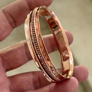 Brazalete Ajustable de Cobre Martillado Hecho a Mano - Joyería Ayurvédica de Lujo para Hombres y Mujeres, Personalizable, Regalo para el Día de la Madre o Graduación - Product Image 5