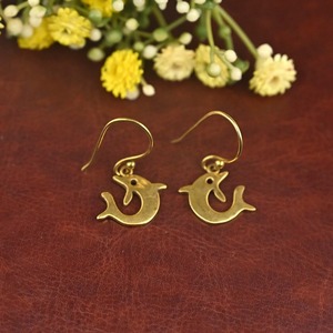 Boucles d'oreilles dauphin en laiton plaqué or, thème animal, bijoux en métal moulé, forme irrégulière, design à crochet - Product Image 6