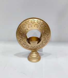 El portavelas de metal más demandado refleja la luz de las velas de manera hermosa, creando patrones suaves y fascinantes a lo largo de la habitación. - Product Image 5