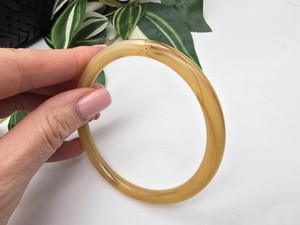 Brazalete Delgado Apilable de Resina de Cuerno Rubio Hecho a Mano, Pulsera Tubular Fina de Resina Ámbar Marmoleada, Joyería para Mujer - Product Image 1