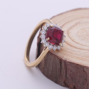 Anillo de Diamantes con Halo de Rubí Corte Cojín Certificado por IGI en Oro de 18K - Product Image 5