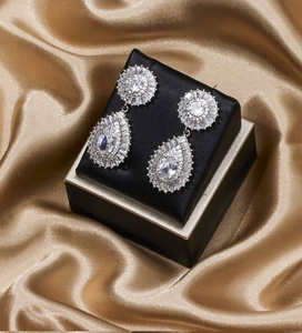 Conjunto de Joyería Nupcial: Collar, Pendientes y Pulsera de Zirconia con Baño de Rodio en Latón, en Caja de Regalo para Bodas y Fiestas - Product Image 5