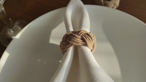 Anneau de serviette rond en jute, tissé à la main, en fibre naturelle, décoration de table pour salle à manger, maison, café, événement et style de table rustique, en provenance d'Inde - Product Image 3