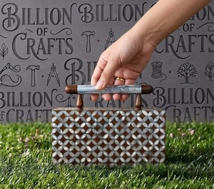 Sac à main artisanal en bois avec motif floral et mosaïque de nacre, étui rigide, distribution en gros de qualité supérieure - Product Image 1