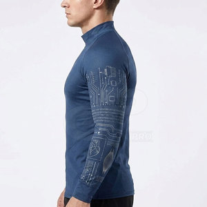 Maillot de compression confortable pour joueurs de football, fabriqué avec un tissu respirant pour l'entraînement en salle, la course à pied et les matchs. - Product Image 5