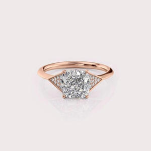 Anillo de Compromiso de Moissanita con Corte Cojín y Detalles Laterales Triangulares, Anillo Solitario de Oro Rosa para Novia, Elegante Anillo de Promesa de Boda - Product Image 1