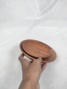 Bandeja de servir de madera hecha a mano, lacada, con platos redondos, bandeja para desayuno, bandeja para bar, platos de servir, artesanías de madera de la India en venta. - Product Image 2