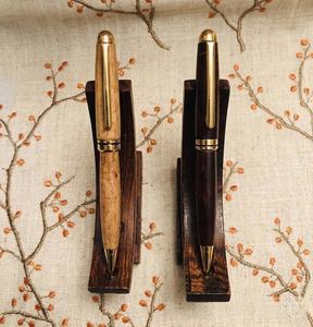 Portaplumas de madera con forma irregular personalizada y base única para escritorio de recepción de oficina por Universal Overseas INDIA - Product Image 1