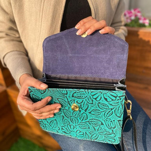 Nouvel arrivage de sacs à bandoulière en cuir de fourrure à imprimé floral en relief de style occidental sacs à bandoulière en cuir gaufré turquoise pour femmes - Product Image 5