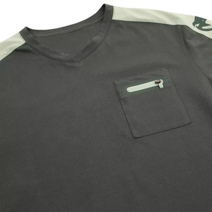 Maillot de sport personnalisé en mélange polyester/coton, col en V, manches courtes, imprimé numérique sur le devant, poche contrastante sur l'épaule - Product Image 4