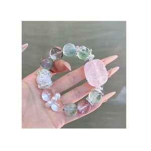 Pulsera de Resina Hecha a Mano con Dijes Vintage para Mujer, Colores y Tamaños Personalizables, Detalles Decorativos Únicos para un Estilo de Vida Contemporáneo - Product Image 1