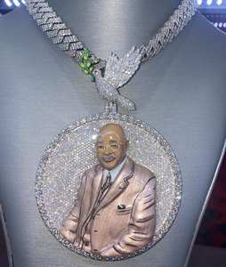 Pendentif médaillon commémoratif personnalisé de luxe, entièrement serti de moissanite VVS, en argent sterling plaqué or, bijoux hip-hop, hommage - Product Image 2