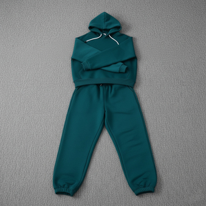 Conjunto de Sudadera con Capucha y Pantalones Deportivos de Felpa 100% Algodón para Mujer, Estilo Urbano de Invierno, Color Sólido, con Logotipo Bordado Personalizado y Apliques de Pedrería - Product Image 4