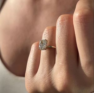 Anillo de Compromiso Solitario con Diamante Cultivado en Laboratorio, Corte Esmeralda de 4.5 Quilates, Chapado en Oro de 14K, Certificado IGI, Regalo para Ella, para Bodas y Fiestas - Product Image 6
