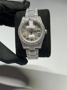 Reloj de cuarzo con esfera romana, moissanita completa, oro blanco y diamantes de talla redonda, regalo de aniversario para hombre, disponible. - Product Image 1