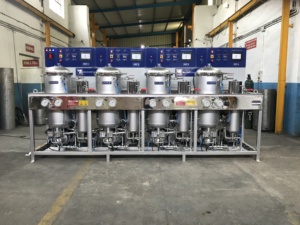 Grande machine automatique multi-pots pour la teinture de textiles et de fils, avec moteur à engrenages PLC et pompe doseuse - Product Image 1