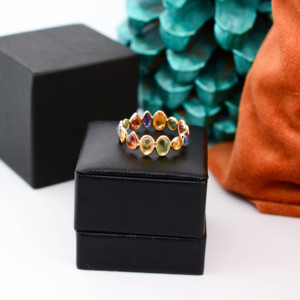 แหวนประดับพลอยไพลินหลากสีธรรมชาติแบบ Eternity Band ตัวเรือนทองคำแท้ 18K สีเหลือง – แหวนประดับพลอยรูปวงรีหลากสีรุ้ง สุดหรูประจำเดือนกันยายน - Product Image 5