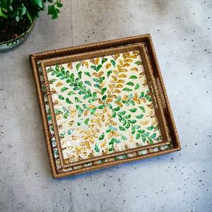 Bandeja de servir de ratán natural hecha a mano con forma y color personalizados, con incrustaciones de patrones únicos, bandeja decorativa cuadrada tejida para decoración del hogar. - Product Image 1
