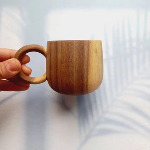 Tasse à thé et à café en bois massif, design unique, naturelle et solide, de forme cylindrique avec une poignée élégante - Product Image 2