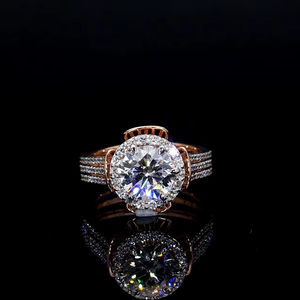 Bague royale en diamant rond brillant avec bande étincelante pour les occasions de fiançailles, de mariage et de joaillerie fine de luxe - Product Image 1