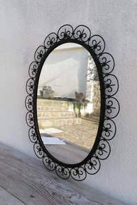 Vente en gros de miroir mural noir en métal pour table de maquillage miroir sur pied design luxueux pour filles et fournitures d'hôtel - Product Image 5