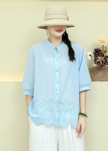 Camiseta holgada vintage para mujer con mangas abullonadas, bordado calado, cuello alto y botón único, estilo casual de moda para verano - Product Image 2