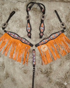 Ensemble de harnais et de collier en cuir western pour cheval avec décorations en perles, accents concho et sangles d'équitation réglables. - Product Image 2