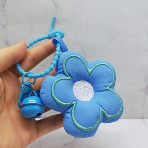 Llavero de felpa azul con flor, colgante de tela suave para llavero, adorno para bolso con cascabel, ideal para regalo y decoración de bolsos. - Product Image 4