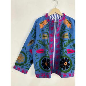 Chaqueta Vintage Suzani Azul de Algodón con Bordado Floral a Mano, Estilo Boho Étnico para Mujer, Cuello Alto, Prenda de Moda - Product Image 2