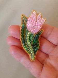 Broche florale brodée à la main et perlée pour femme – Élégante broche perlée brodée à la main – Bijou fantaisie - Product Image 2