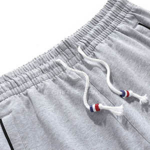Shorts décontractés pour hommes, coupe ample, en tissu mélange de coton doux, offrant un confort tout au long de la journée et une liberté de mouvement facile. - Product Image 3