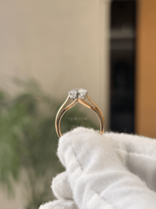 Bague de fiançailles solitaire ronde en diamant de laboratoire exquis, avec tige en filigrane cathédrale, bijoux raffinés en or 18 carats - Product Image 3