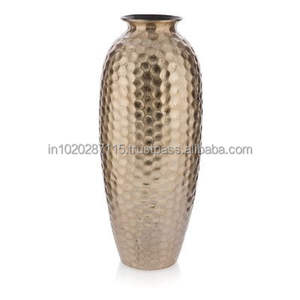 Jarrón de metal adecuado para exhibir arreglos florales decorativos en espacios interiores modernos de salas de estar. - Product Image 2