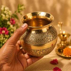 Kalash en laiton décoratif, pot à eau en laiton gravé avec un motif floral, récipient en métal traditionnel pour la prière au temple, la salle de prière, la décoration de la maison - Product Image 2