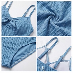 Traje de baño de una pieza para mujer, azul liso, texturizado, elástico, tipo bandeau con detalle de nudo fruncido en la parte delantera - Product Image 4