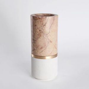 Bougie de luxe bicolore rose et blanc, dans un vase en marbre avec élégante bande métallique dorée, pour la décoration intérieure - Product Image 1