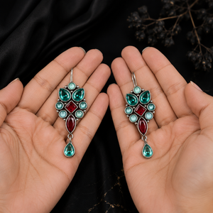 Boucles d'oreilles pendantes en argent oxydé avec pierre de zircon |   Bijoux ethniques indiens faits à la main pour femmes |   Boucles d'oreilles de mariage en gros - Product Image 4