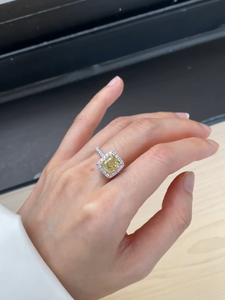 Bague de fiançailles halo avec diamant jaune radiant de 2 carats, cultivé en laboratoire, bande pavée en or blanc 14 carats, certifiée IGI - Product Image 4