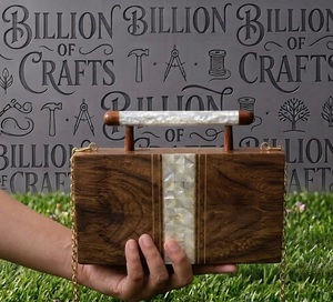 Nouvelle Minaudière en Bois Brodé Esthétique avec Incrustation de Coquillages Personnalisée – Sac Rigide Haut de Gamme pour Soirées Élégantes - Product Image 1