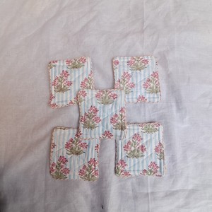 Posavasos de Algodón Acolchado con Estampado Floral Rosa y Rayas Azules, Hecho a Mano, Decoración de Mesa en Tonos Pastel, Ecológico y Reversible - Product Image 3